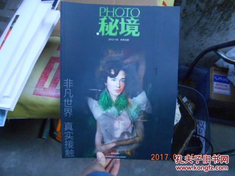 大雪纷飞，两位老人在风雪中蹒跚前行，热心男子开车路过主动停车询问并送老人回家
